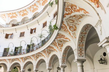 Sevilla, İspanya. Plaza del Cabildo, Sevilla 'nın eski kasabasında duvarlarla çevrili ve yarım daire şeklinde bir meydan.