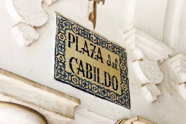 Sevilla, İspanya. Plaza del Cabildo, Sevilla 'nın eski kasabasında duvarlarla çevrili ve yarım daire şeklinde bir meydan.