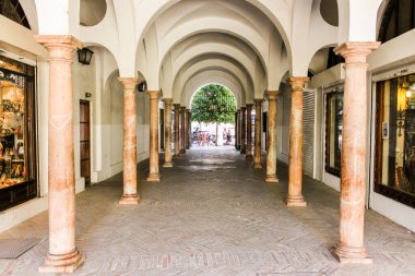 Sevilla, İspanya. Plaza del Cabildo, Sevilla 'nın eski kasabasında duvarlarla çevrili ve yarım daire şeklinde bir meydan.