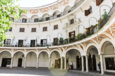 Sevilla, İspanya. Plaza del Cabildo, Sevilla 'nın eski kasabasında duvarlarla çevrili ve yarım daire şeklinde bir meydan.