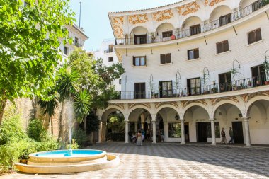Sevilla, İspanya. Plaza del Cabildo, Sevilla 'nın eski kasabasında duvarlarla çevrili ve yarım daire şeklinde bir meydan.