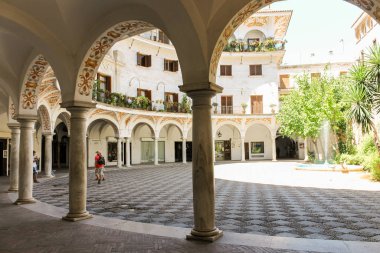 Sevilla, İspanya. Plaza del Cabildo, Sevilla 'nın eski kasabasında duvarlarla çevrili ve yarım daire şeklinde bir meydan.
