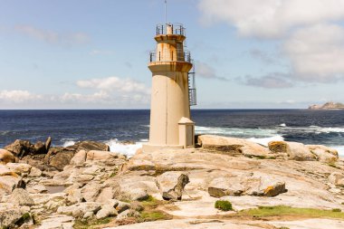 Muxia, İspanya. Punta da Barca, deniz feneri ve Nuestra Sinyora de la Barca türbesiyle (Teknenin Leydisi))