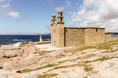 Muxia, İspanya. Punta da Barca, deniz feneri ve Nuestra Sinyora de la Barca türbesiyle (Teknenin Leydisi))