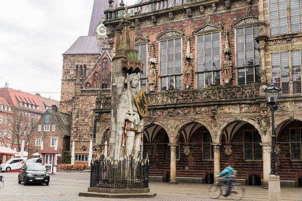 브레멘 1404 년에는 샤를마뉴가 이끄는 프랑크의 지도자 롤랑의 동상인 브레멘롤랑 — 스톡 사진