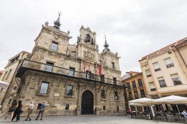 Astorga, İspanya. Astorga şehrinin Ayuntamiento (belediye binası), iki kulesi ve çan kulesi olan bir bina