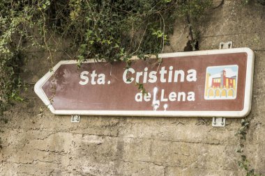 Lena, İspanya. Santa Cristina de Lena 'daki bilgi işareti, Asturias' taki Roma Katolik öncesi kilise. 1985 'ten beri bir Dünya Mirası Sitesi