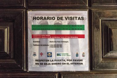 Lena, İspanya. Santa Cristina de Lena 'daki bilgi işareti, Asturias' taki Roma Katolik öncesi kilise. 1985 'ten beri bir Dünya Mirası Sitesi