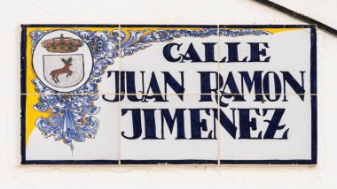 La Puebla de los Infantes, İspanya. İspanyol ve üretken yazar Juan Ramon Jimenez 'e adanmış bir caddenin işareti. 1956 yılında Nobel Edebiyat Ödülü