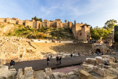 Malaga, İspanya. Antik Roma tiyatrosu ve Alcazaba kalesi, saray gibi bir kale.