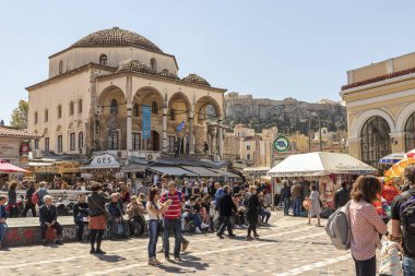 Atina, Yunanistan. 1759 yılında Osmanlı yönetimi altında inşa edilen Tzistarakis Camii, öğlen vakti turistlerle dolu Monastiraki Meydanı ve arka planda Akropolis Tepesi ile birlikte görülüyor.
