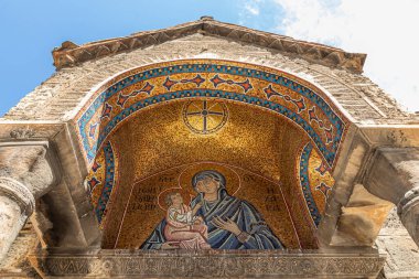 Atina, Yunanistan. Ermou Caddesi 'ndeki bir 11. yüzyıl Rum Ortodoks kilisesi olan Panagia Kapnikarea Kilisesi' nin kubbesinde Çocuk İsa ile Bakire Meryem mozaiği.