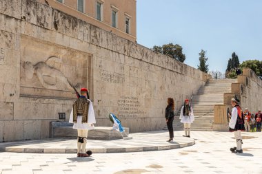 Atina, Yunanistan. Sintagma Meydanı 'ndaki Meçhul Asker Mezarı önünde düzenlenen törene katılanlar ve çelenkler katılıyor.