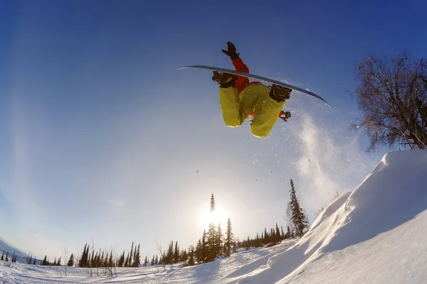 Snowboarder springen door de lucht met diep blauwe lucht op de achtergrond — Stockfoto