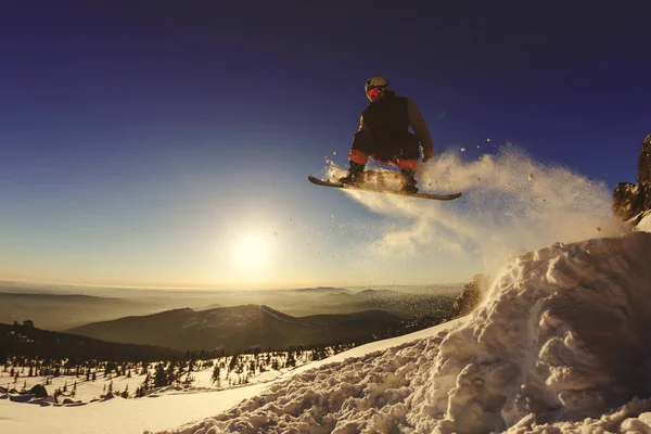 Snowboardista skákání vzduchem s hlubokou modrou oblohou v pozadí — Stock fotografie