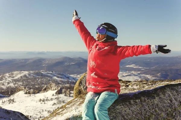 Snowboarderin freut sich im Wintersportort. — Stockfoto