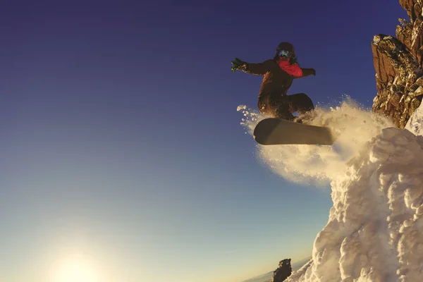 Snowboarder springen door de lucht met diep blauwe lucht op de achtergrond — Stockfoto