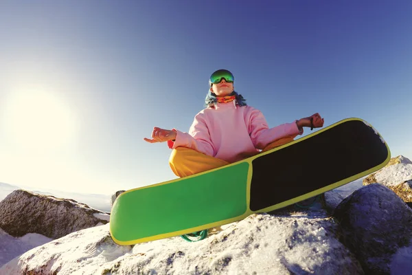 Mädchen mit Snowboard auf dem Gipfel des Berges — Stockfoto