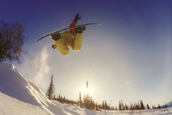 Snowboarder ugrál a levegőben mély kék ég a háttérben — Stock Fotó