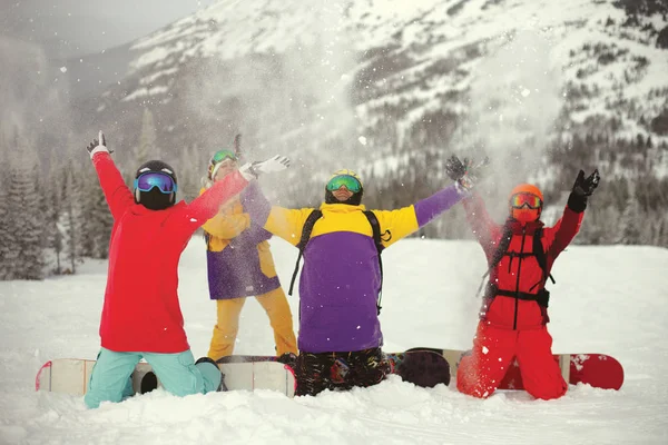 Um grupo de jovens snowboarders aproveitando a neve no re inverno — Fotografia de Stock