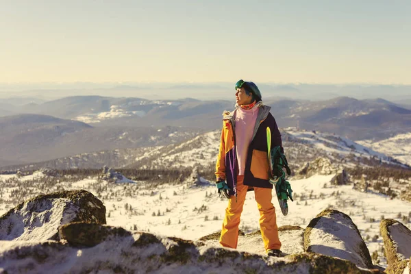 Menina com snowboard no topo da montanha — Fotografia de Stock