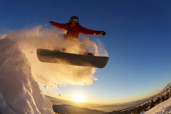 Snowboarder springen door de lucht met diep blauwe lucht op de achtergrond — Stockfoto