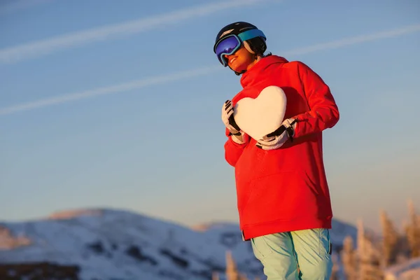 年轻的滑雪板女孩用手中的雪心的肖像 — 图库照片
