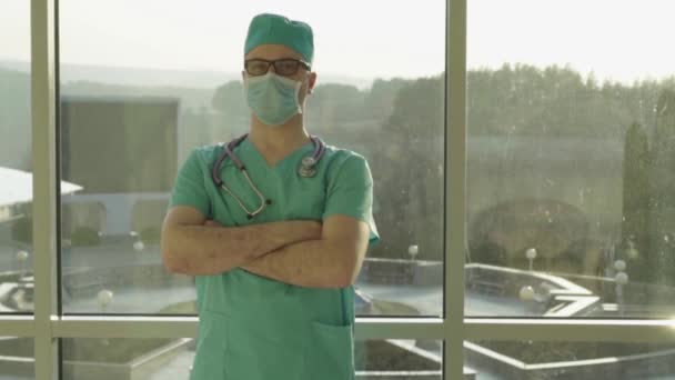 Arzt steht am Fenster — Stockvideo