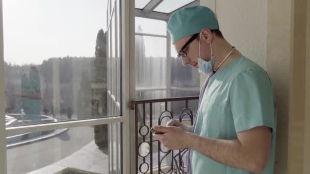 Man γιατρός στείλετε SMS με το smartphone — Αρχείο Βίντεο