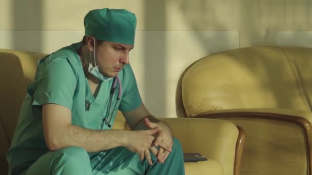 Arzt nach erfolgloser Operation — Stockvideo