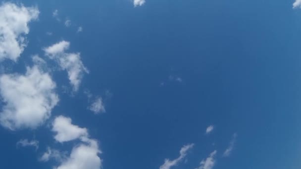 Formação de nuvens no céu azul — Vídeo de Stock