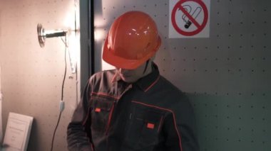 Genç bir mühendis teknik odada. Fabrikada. duman yok