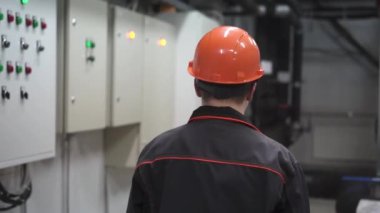 Genç bir mühendis teknik odada. fabrikada