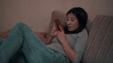 güzel Asyalı kız telefonda görünüyor