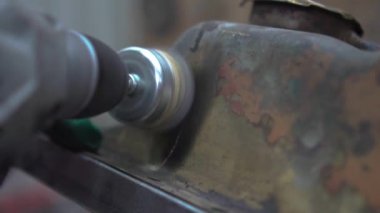 Atölyede taşlama makinesi