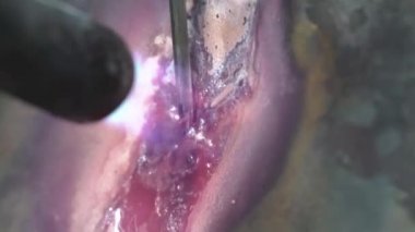 bir araba tamir dükkanında lehim parçaları