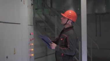 Genç bir mühendis teknik odada. fabrikada