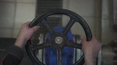 Genç bir mühendis teknik odada. fabrikada