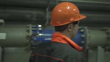 Genç bir mühendis teknik odada. fabrikada