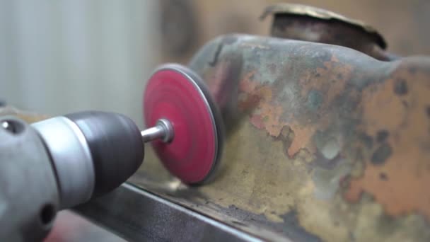 Schleifmaschine in der Werkstatt — Stockvideo