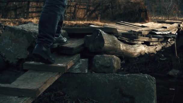 古い木製の橋。カメラマン — ストック動画