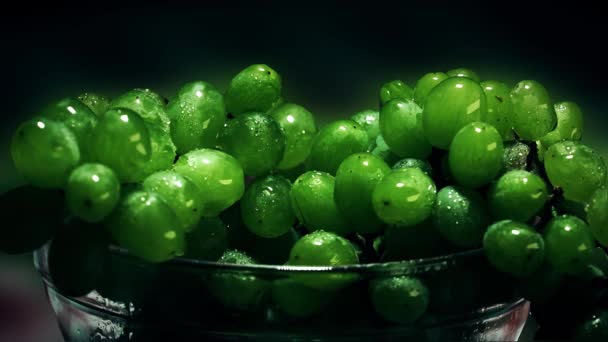 Tigela com uvas frescas. Verde. vinho — Vídeo de Stock