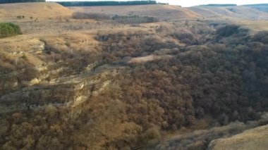 geçit üzerinde uçuş. Orman. dağlar