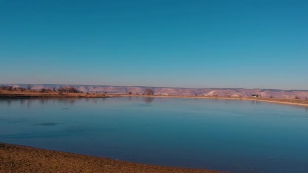 Hermoso lago azul en las montañas — Vídeos de Stock