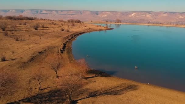 Lindo lago azul nas montanhas — Vídeo de Stock