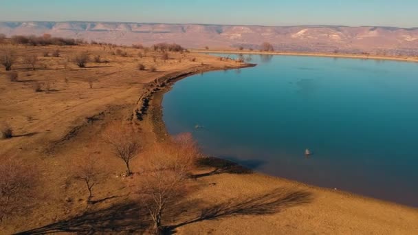 Beau lac bleu dans les montagnes 