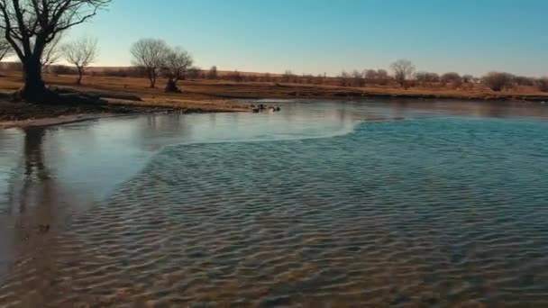 Красиве блакитне озеро в горах — стокове відео