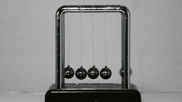 Newton balls. toy. metal — Stock Video