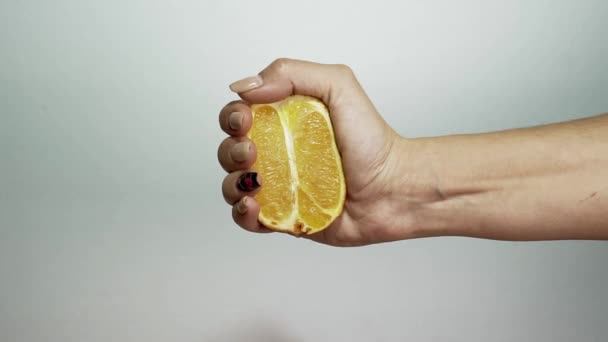 Mãos femininas, laranja, suco, fresco — Vídeo de Stock