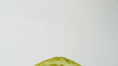 dilimlenmiş taze kireç. Hareket. kireç bütün meyve taze